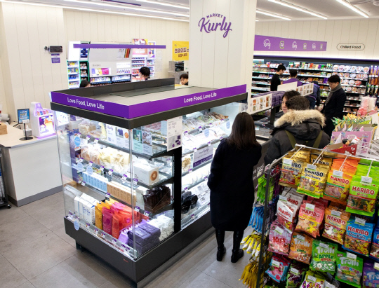 1호 CU 컬리 특화 편의점인 'CU타워팰리스점'에서 고객들이 제품을 고르고 있다. CU 제공